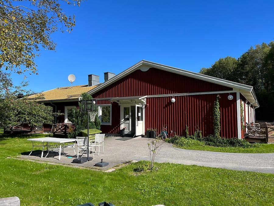 Hus och uteplatser på Sandavägen.