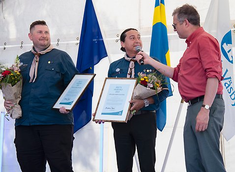 Två pristagare får pris av Mathias Bohman.