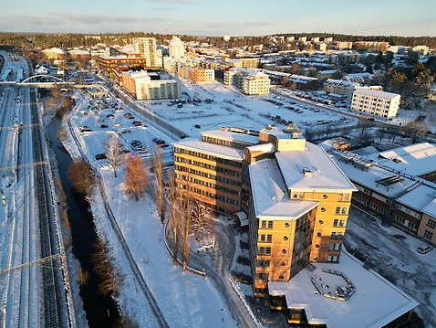 Vy över järnvägsområdet med framtida kommunhuset i förgrunden.