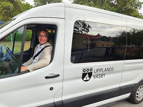 Joakim Sundh tittar ut genom förarrutan på den bil som ska skjutsa barn till skolan. 