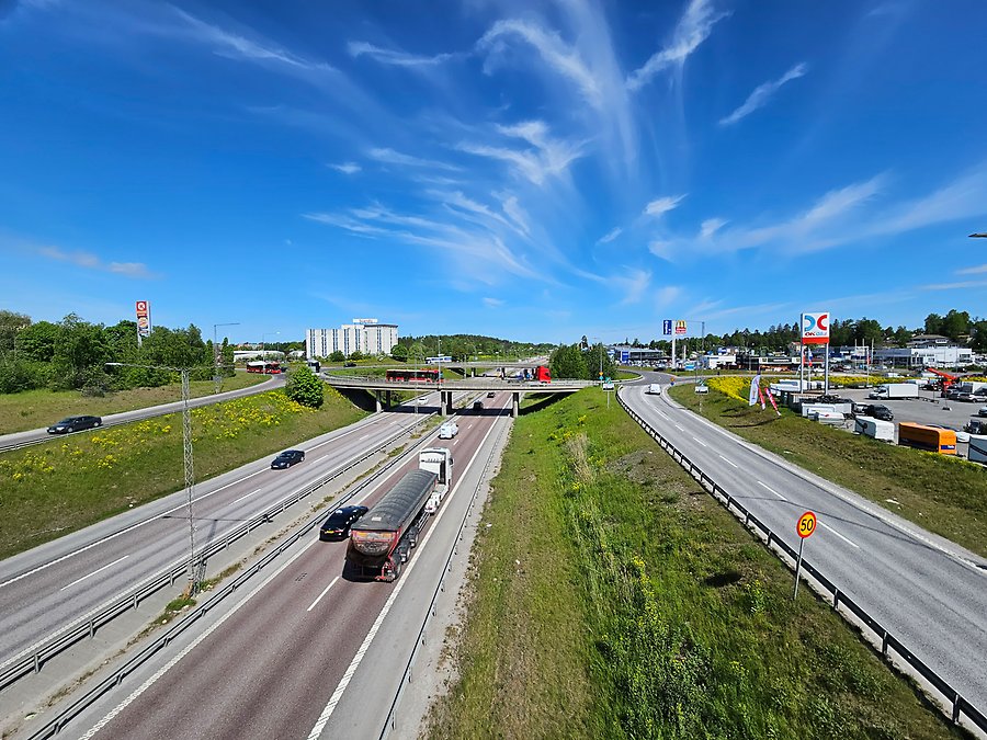 Vy över E4 med olika fordon som passerar trafikplats Glädjen i Väsby.