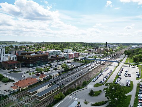 Vybild över stationsområdet med järnvägen, järnvägsstationen och kulturhuset Messingen.