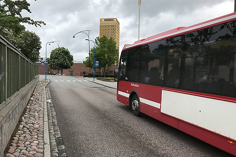 Röd kollektivtrafikbuss på bilväg i centrala Upplands Väsby.