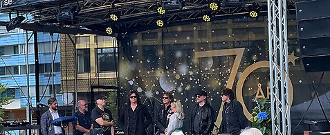 Oskar Weinmar, Roland Strom, Josefine Sundström och bandmedlemmarna i Europe står på en scen och i bakgrunden syns kommunens logotyp.